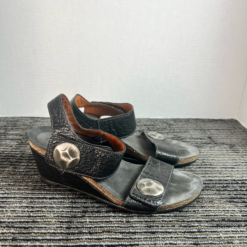 Taos Women's Boardwalk Wedge Sandal Black-Size 38 (US 7-7.5)